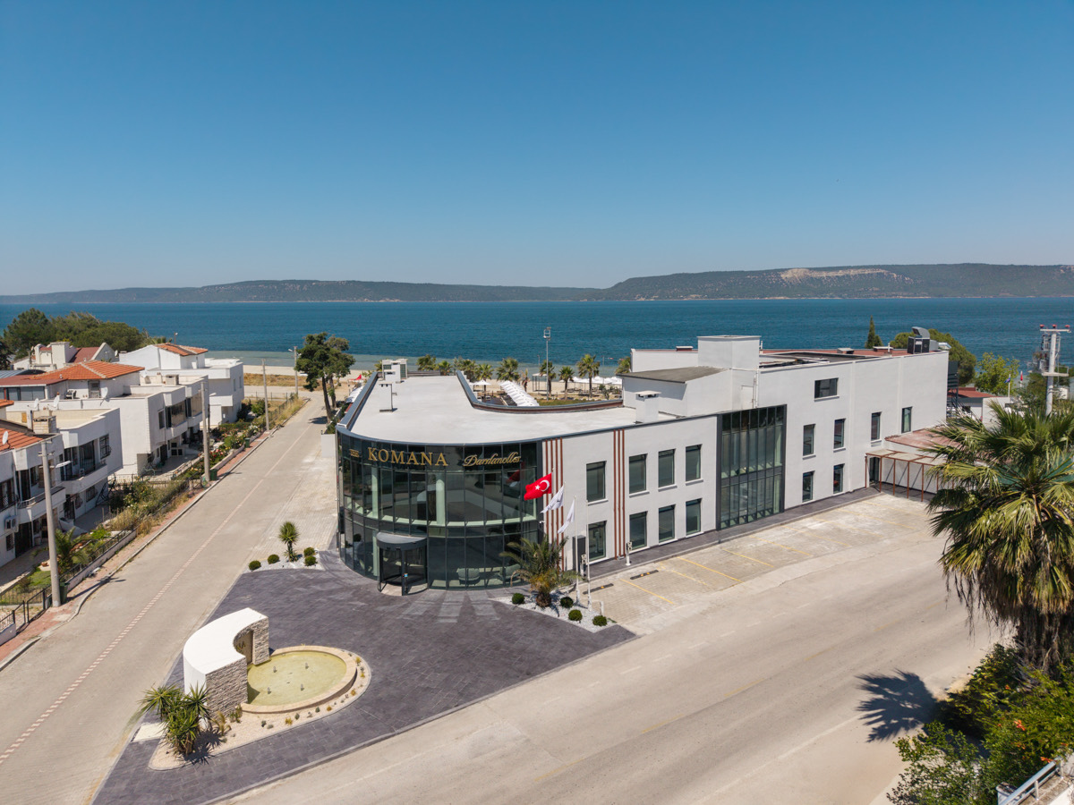 The Komana Dardanelles otelinin deniz cepheli dış görünümü, Dardanos sahili